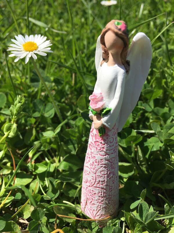ANDĚL FIGURKA 100 mm BÍLO-RŮŽOVÝ S KYTKOU
